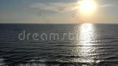 在保加利亚度假期间，日出时海浪拍打在沙滩上.